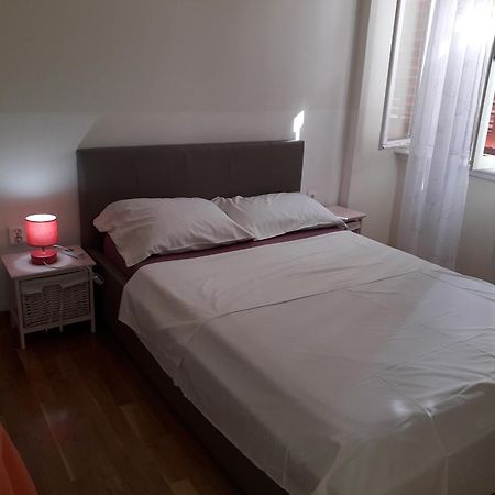 Studio On Main Pedestrian Street Apartment Pula Bagian luar foto