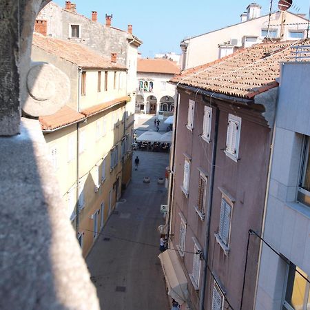 Studio On Main Pedestrian Street Apartment Pula Ruang foto