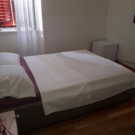 Studio On Main Pedestrian Street Apartment Pula Bagian luar foto
