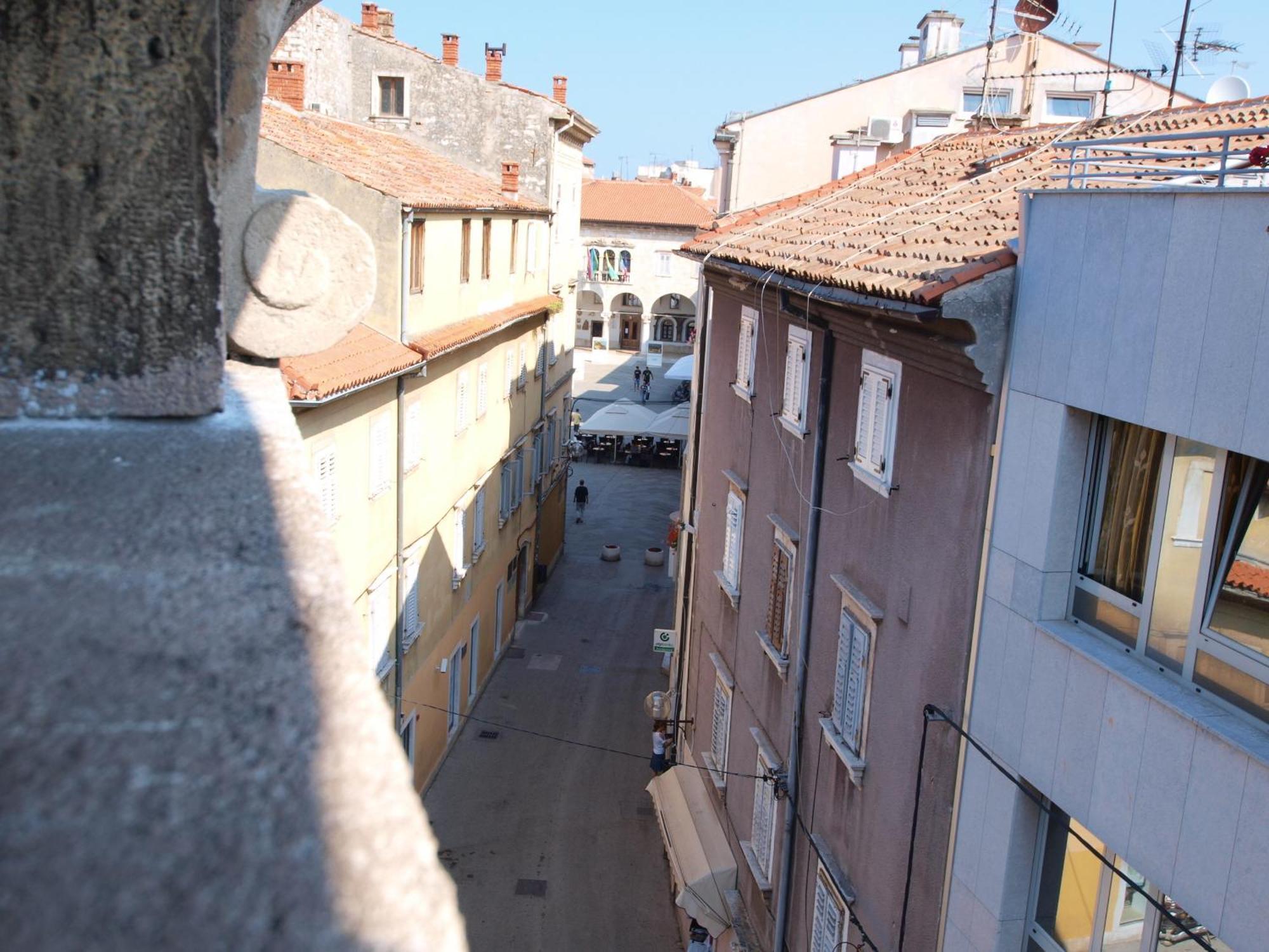 Studio On Main Pedestrian Street Apartment Pula Ruang foto