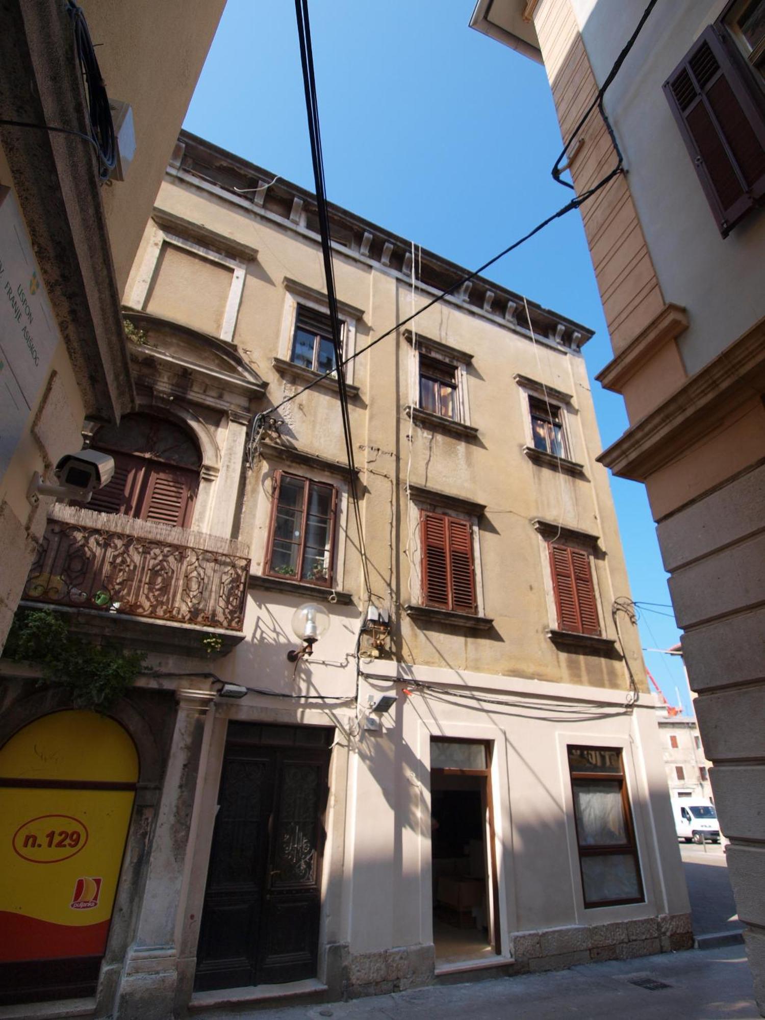 Studio On Main Pedestrian Street Apartment Pula Ruang foto