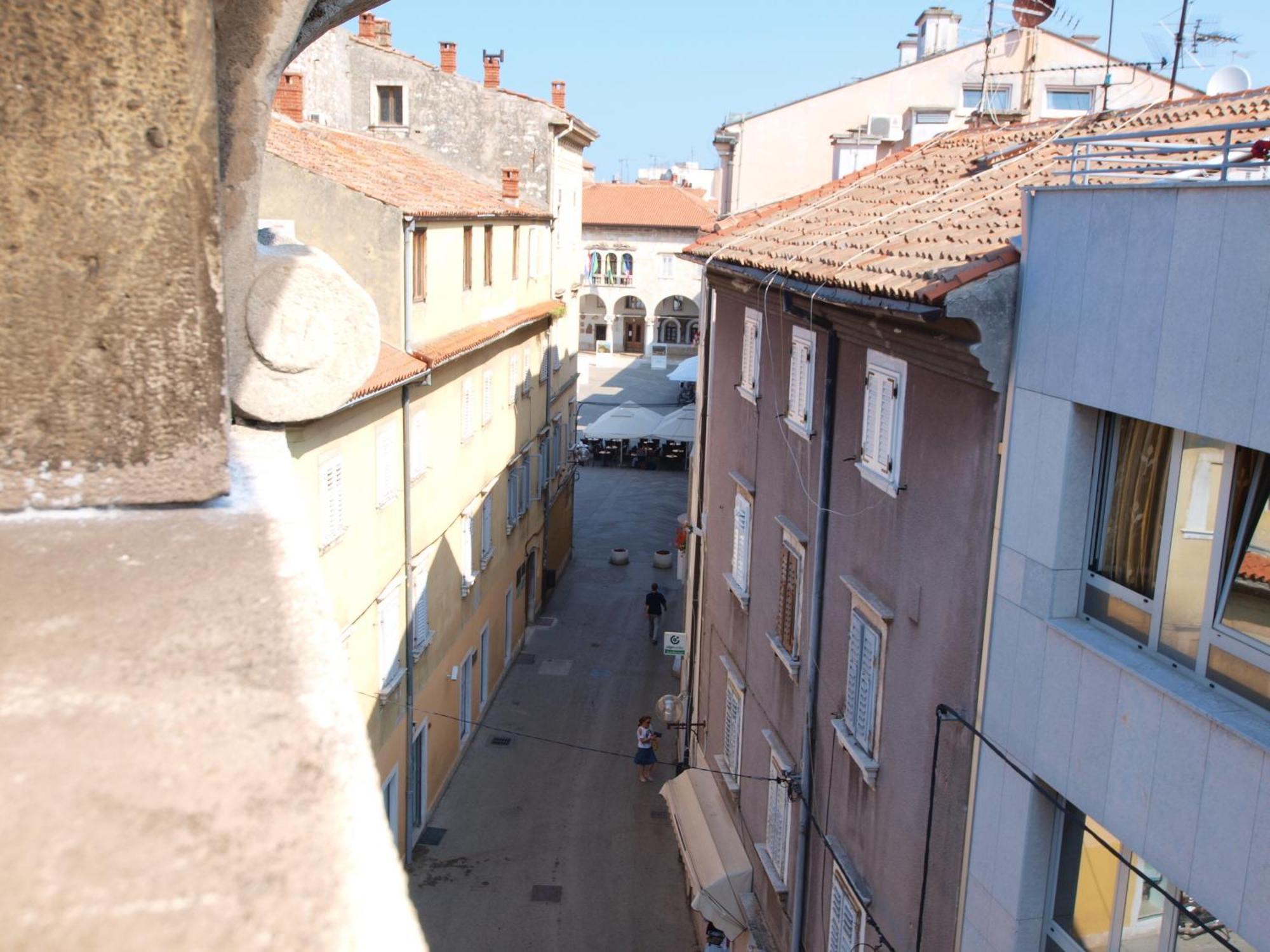 Studio On Main Pedestrian Street Apartment Pula Ruang foto